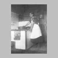 022-0529 Minna Langecker im Jahre 1932 am Kachelherd .JPG